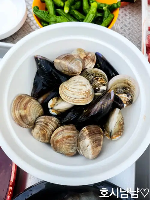 가평-펜션-바베큐-테이블-위-신선한-조개