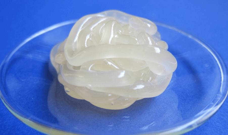 멍 빨리 빼는 법으로 멍 뺄 때 도움 되는 연고가 유리 접시에 담겨 있다