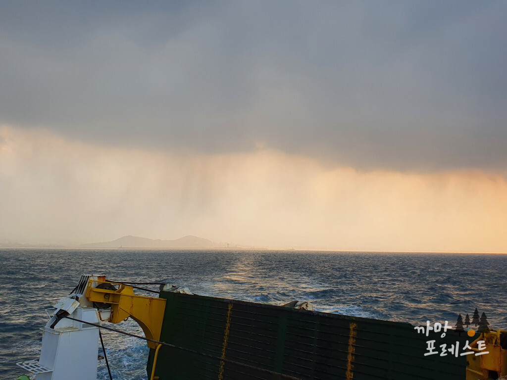 구름 사이 햇빛