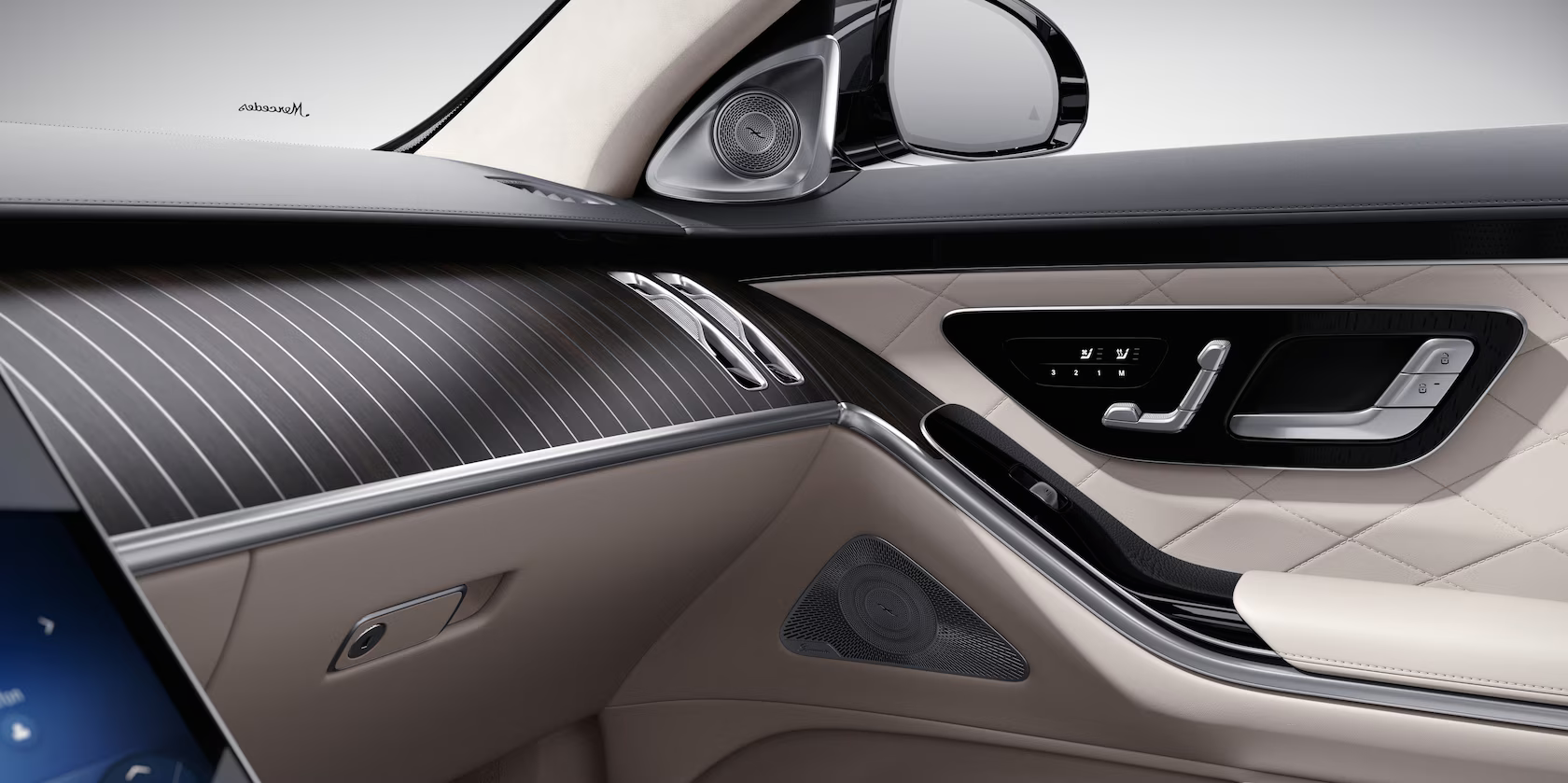 S클래스의 고급스러운 실내 인테리어와 앰비언트 라이트