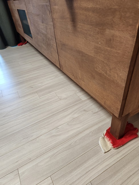 혼자 가구 옮기는 방법_빨간 목장갑