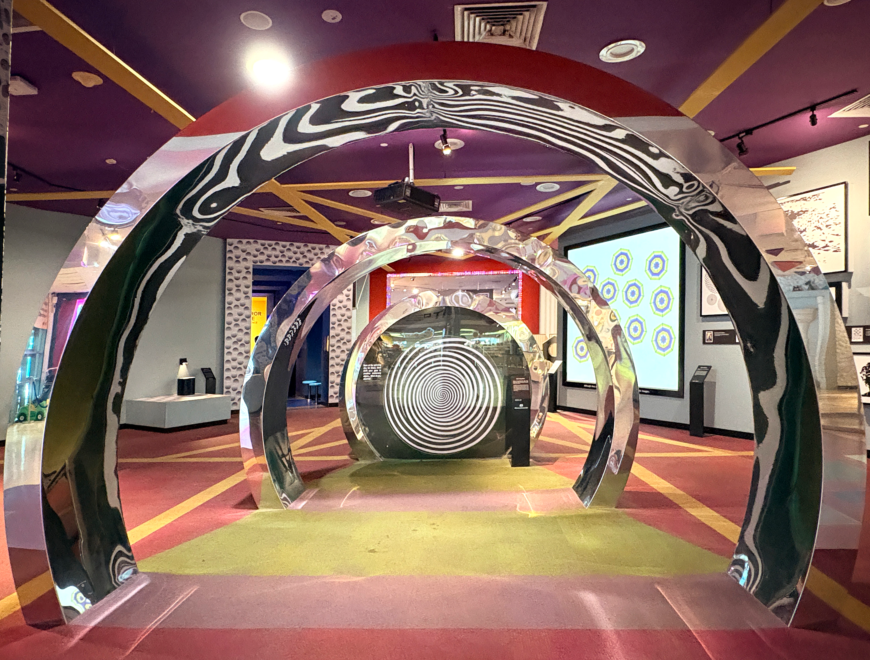 크롬 아치 터널과 회전하는 착시 원판 (Science Centre Singapore)