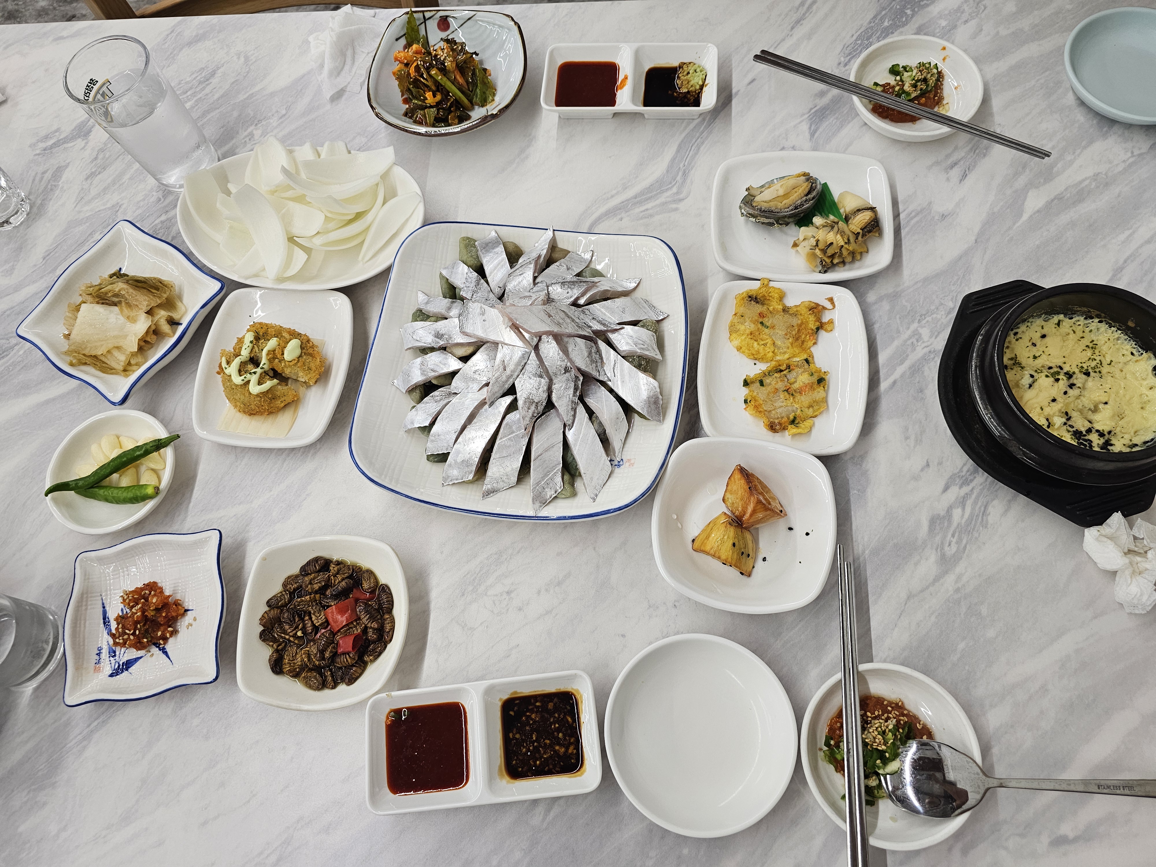 부산 대신동 옹녀갈치 갈치회, 은빛 갈치를 부채꼴로 담은 접시