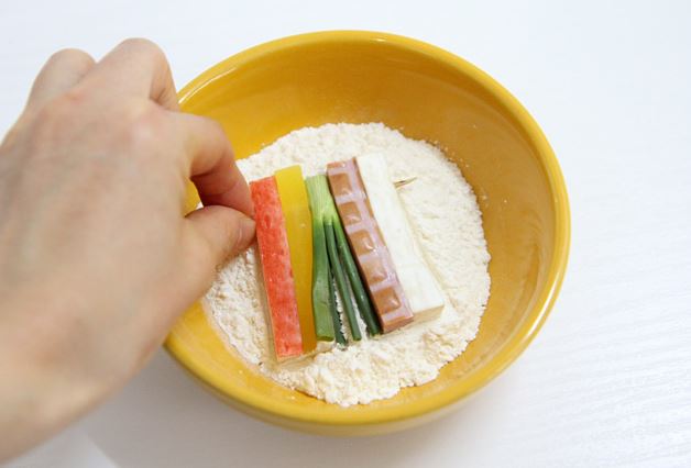 부침가루 뭍히기