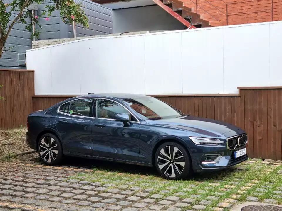 전시장 밖에 서 있던 볼보 S60 데님 블루입니다.