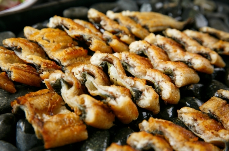 장어가 석쇠위에 올라가 있다.