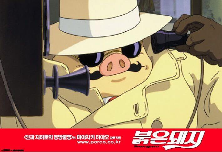 붉은 돼지 주인공이 전화를 받고 있는 모습