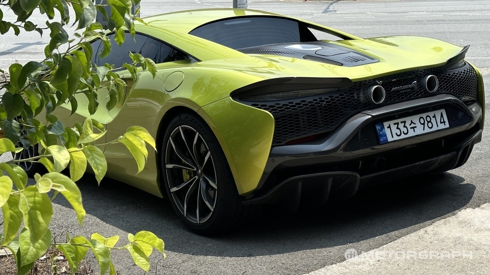 슈퍼카의 똑똑한 생존법 맥라렌 아투라