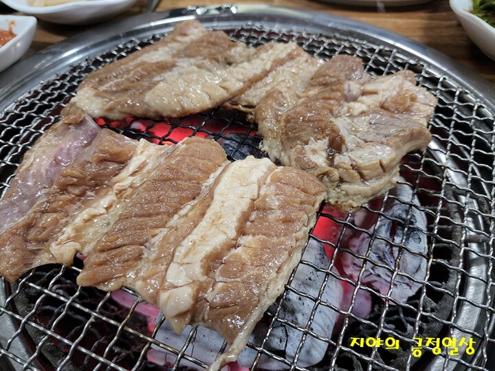 불판 위에 올린 돼지고기