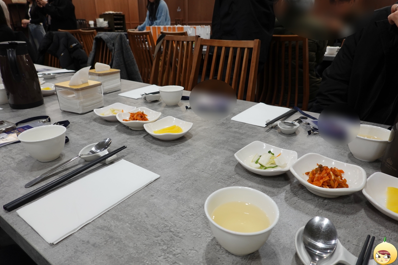 수저와 반찬은 세팅이 다 되어 있다