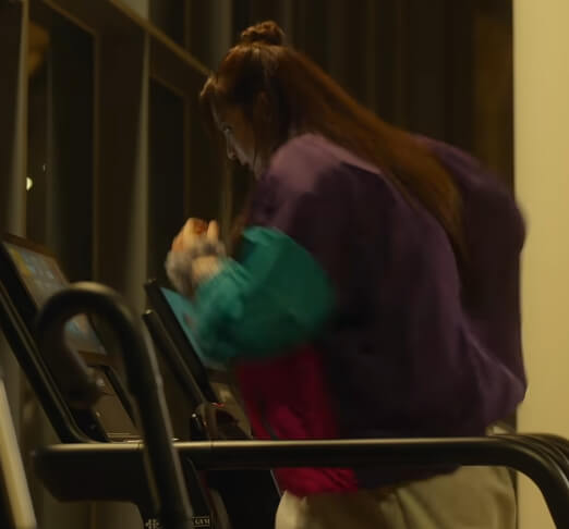 휴대폰이 뒤에서 울리는데 알아차리지 못하는 동희