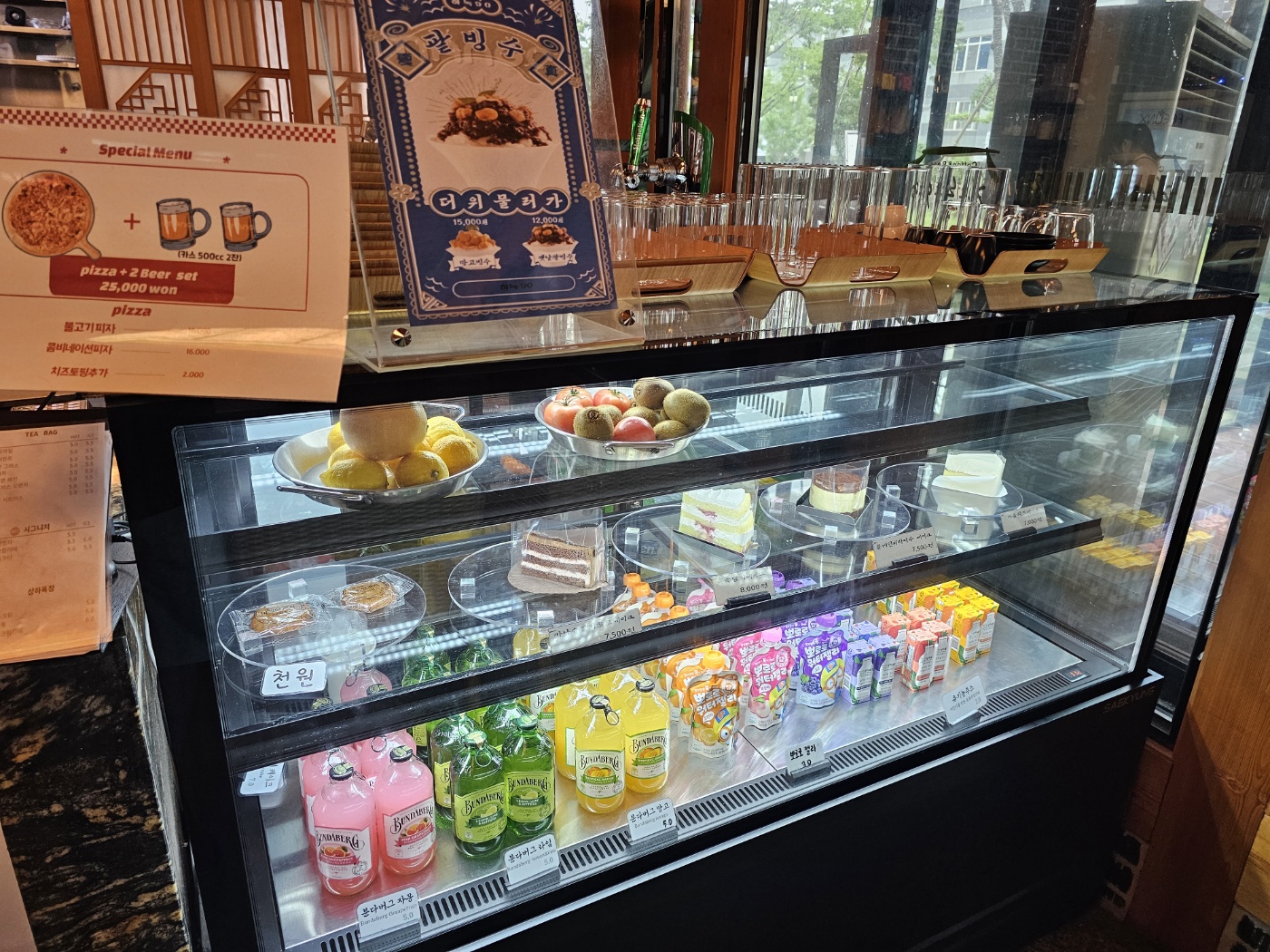 빙수와 음료 케이크