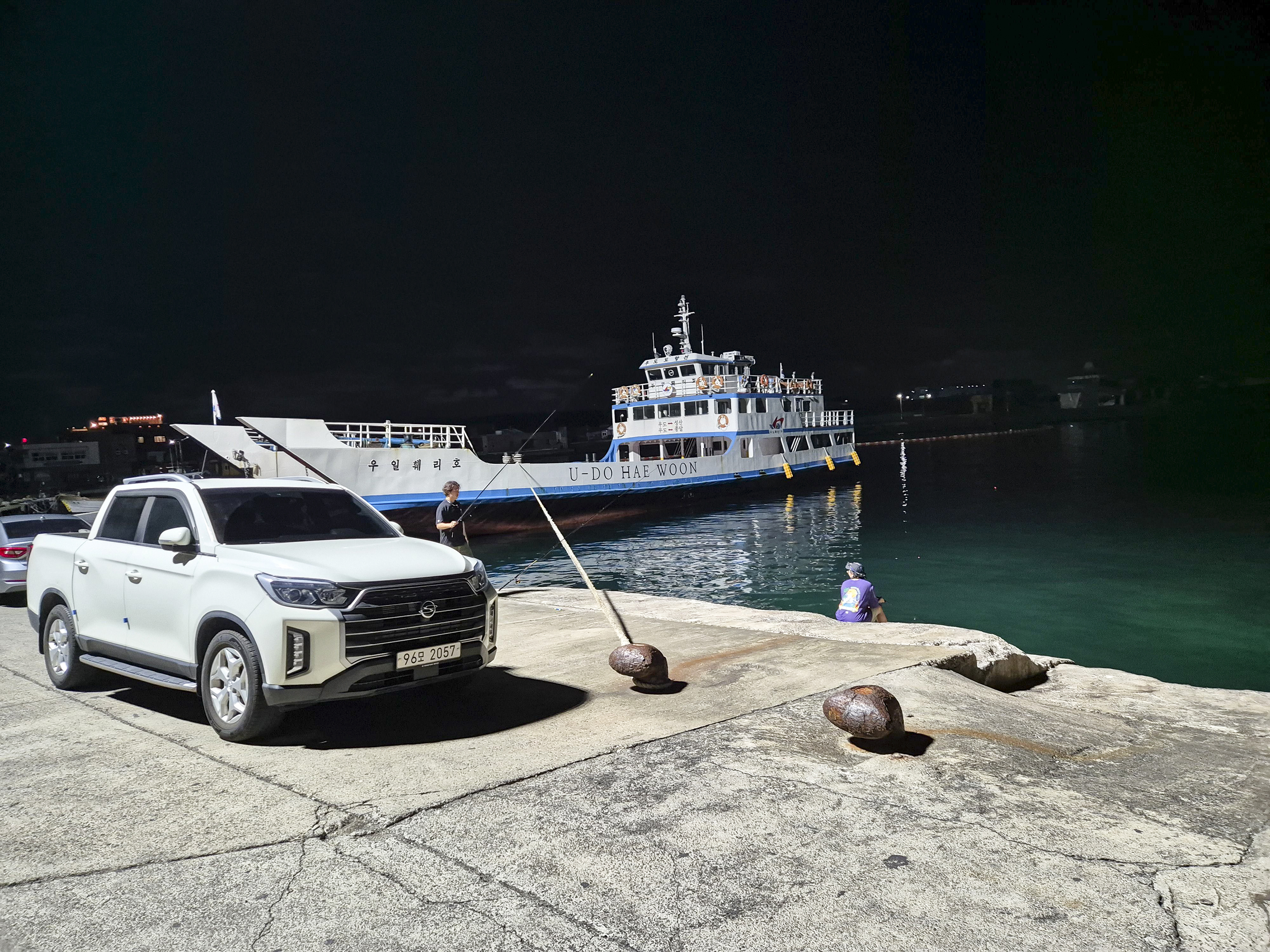 밤낚시를 즐기는 사람들