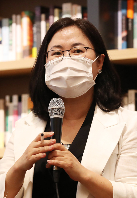 권경애 변호사가 지난 2020년 서울 강남구 선릉로 최인아책방에서 열린 '한번도 경험해보지 못한 나라' 기자 간담회에서 책 소개를 하고 있다. [사진=뉴시스]