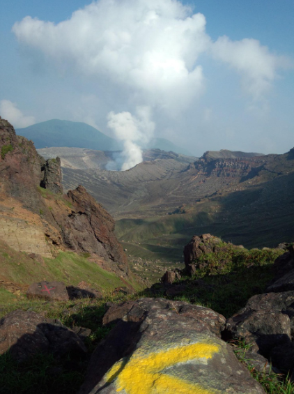 열로인해 김이 뿜어져 나오는 아소산 정상 사진