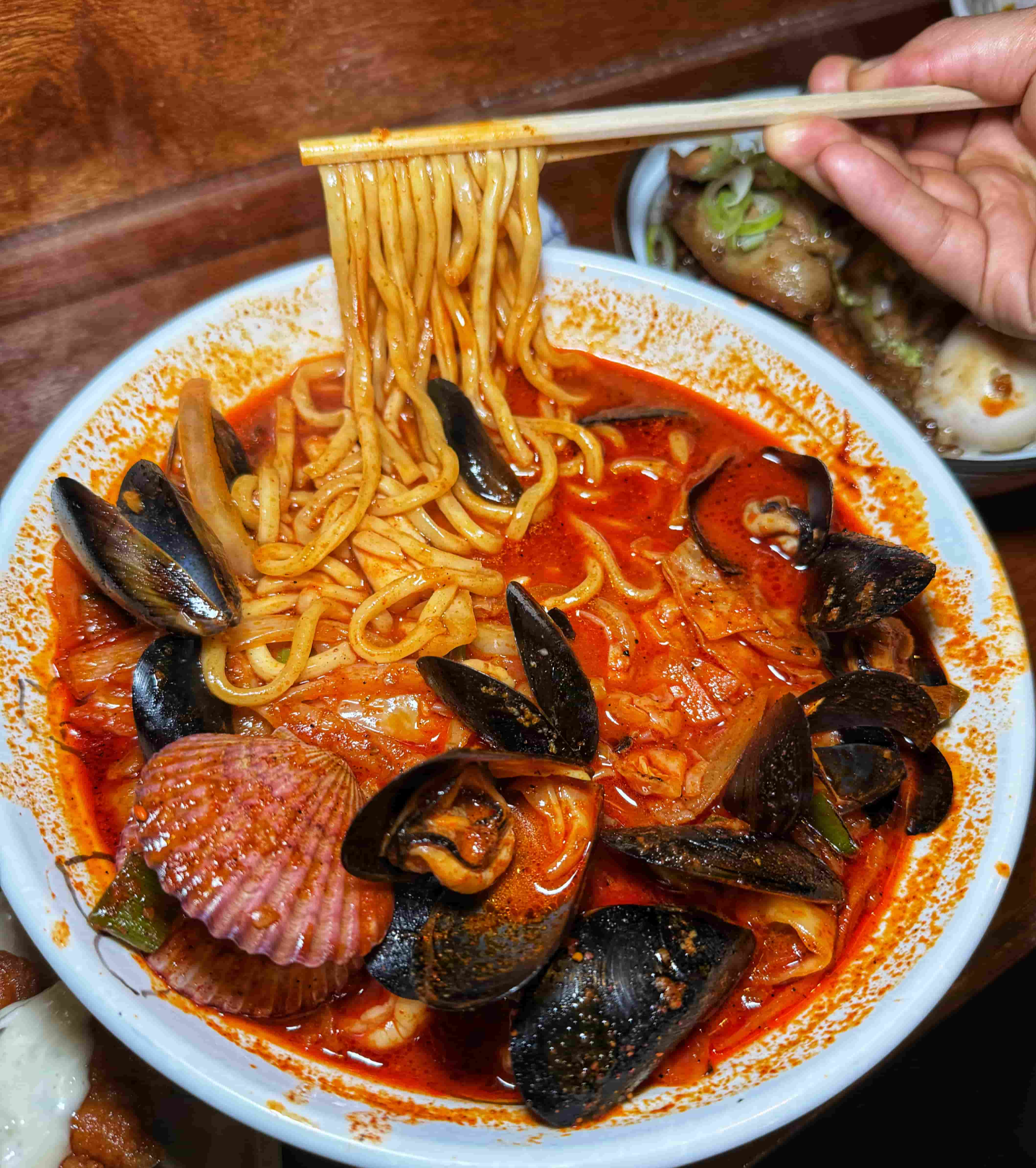 해물 짬뽕 면을 젓가락으로 집은 사진