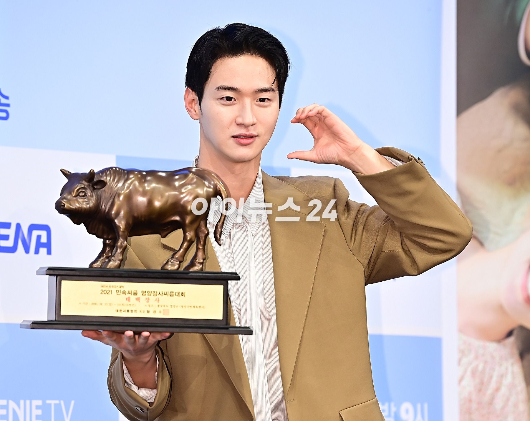 배우 장동윤이 20일 오후 서울 신도림 디큐브시티 더 세인트에서 열린 ENA &#39;모래에도 꽃이 핀다&#39; 제작발표회에서 포토타임을 갖고 있다. [사진=곽영래 기자]