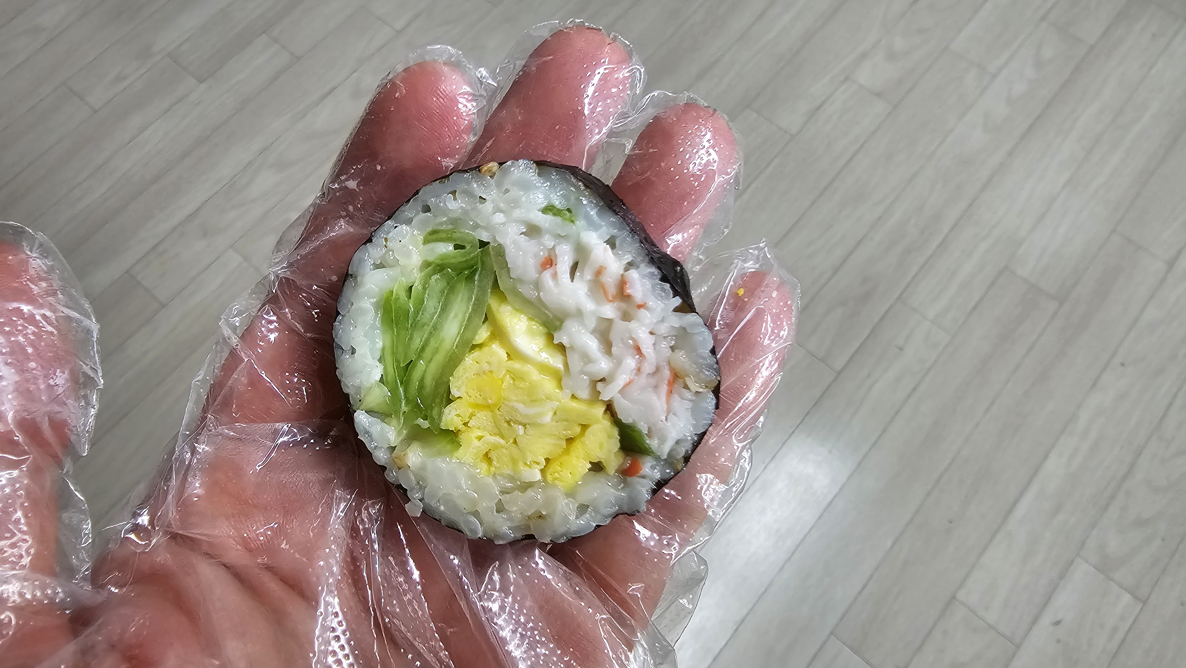 완성된 계란 크래미오이김밥 단면