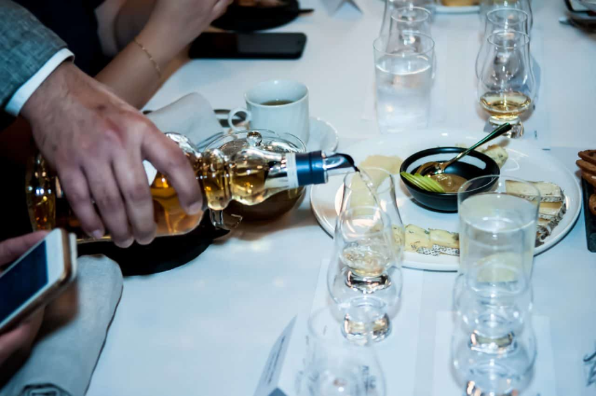 위스키 안주 추천 - 최고의 페어링 가이드