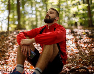 몸이 피로와 무기력으로 속도를 늦추라는 신호를 보내는 모습