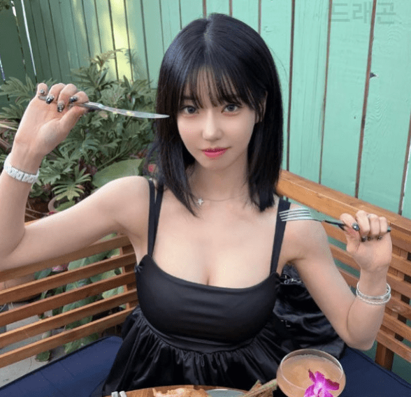 과즙세연 밥먹다가 사진찍는 모습