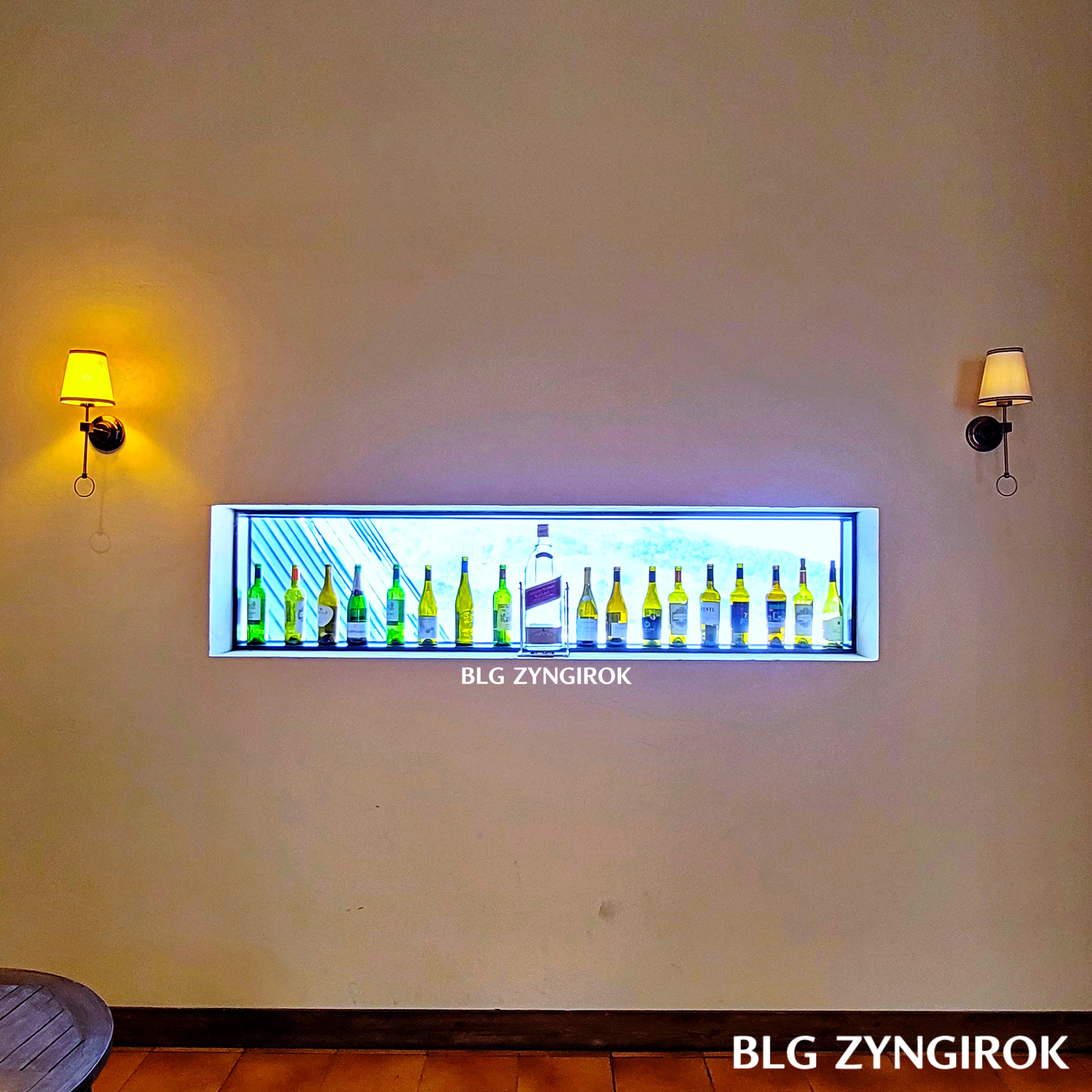 양주 카페 럿지 LODGE 3층 창 모습이다.