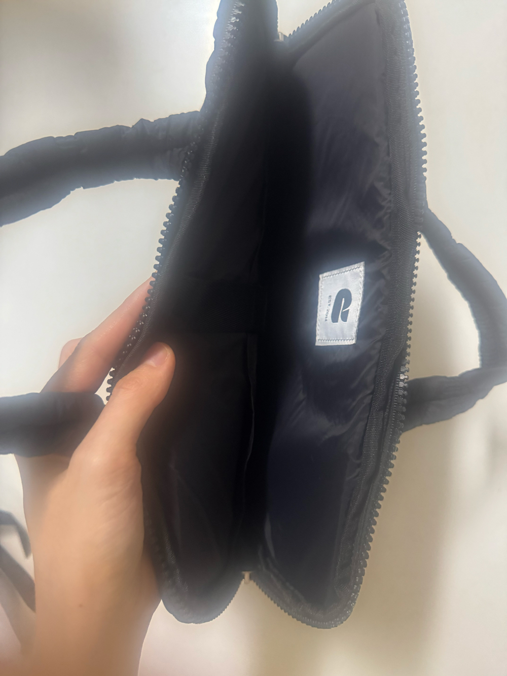 CARLYN 태블릿 가방