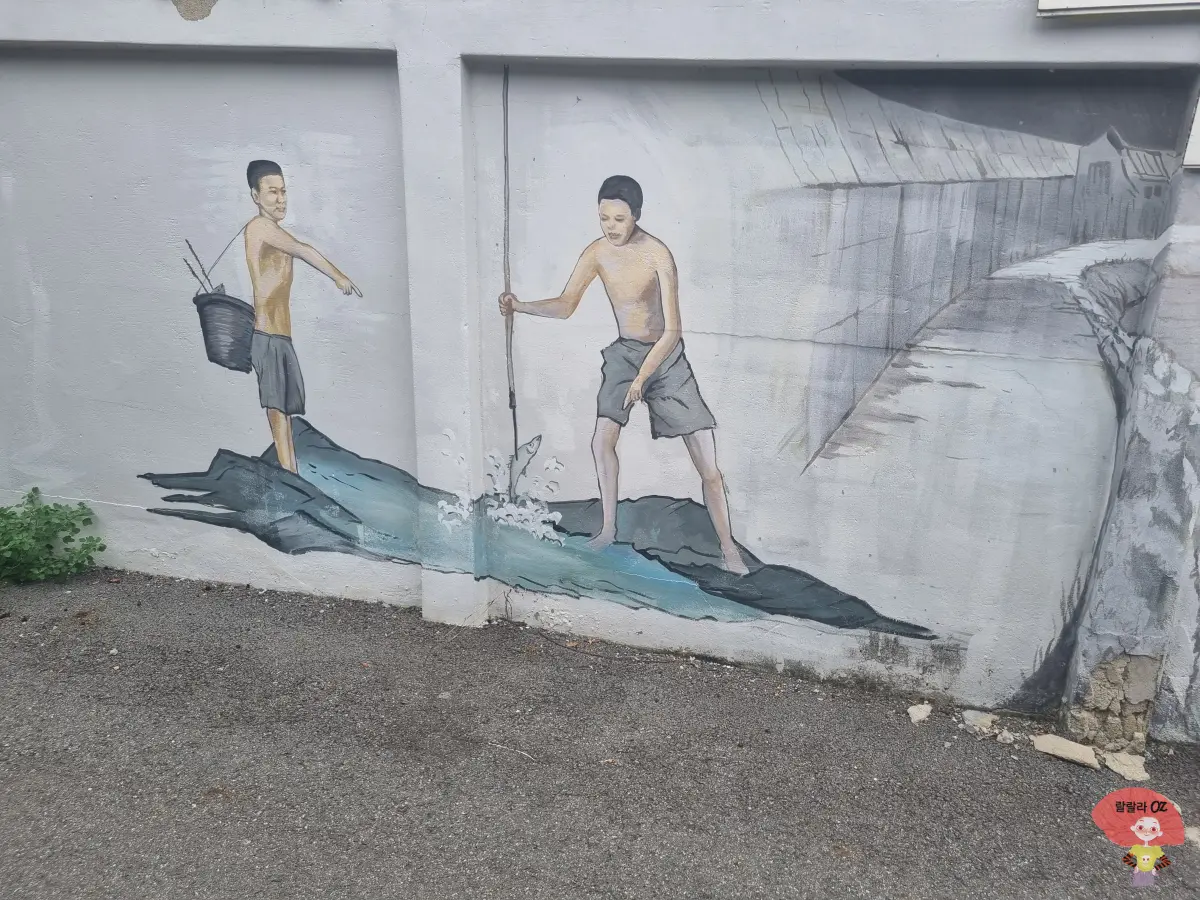 강원도-홍천-진리벽화마을-작살로-물고기를-잡아-올리는-남자와-바구니를-매고있는-친구