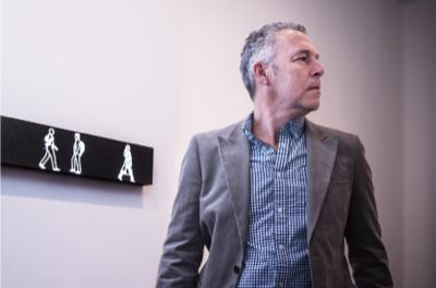 줄리언 오피 1958년 런던에서 태어났고 지금도 이곳을 기반으로 활동하고 있다. 1982년 골드스미스 컬리지를 졸업했으며 이후 유럽의 갤러리와 미술관에서 다수의 전시를 열었다. 주요 작품 소장처는 영국예술위원회, 브리티시미술관, 카네기미술관, 아이반현대미술관, 도쿄국립현대미술관, 빅토리아국립갤러리, 런던국립초상화박물관, 런던테이트컬렉션 등이다. 2010년 서울스퀘어 건물에 미디어 아트 작품인 <군중(Crowd)>을 선보인 바 있다.