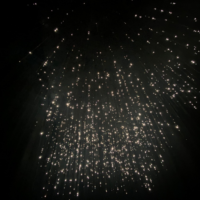 어두운 공간에 별 빛이 가득합니다.