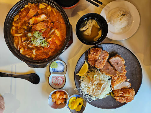 서울 대학로의 일식당 메종아카이에서 제공하는 김치우동찌개와 돈까스 정식. 밥&#44; 미소된장국&#44; 반찬류와 함께 정갈하게 차려진 한상.