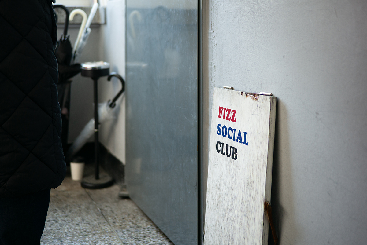 라이카 M-P(Typ 240)와 올드 렌즈 조합으로 촬영한 실내 풍거리가 담긴 사진. FIZZ SOCIAL CLUB 표지판이 있는 빈티지한 실내 무드.