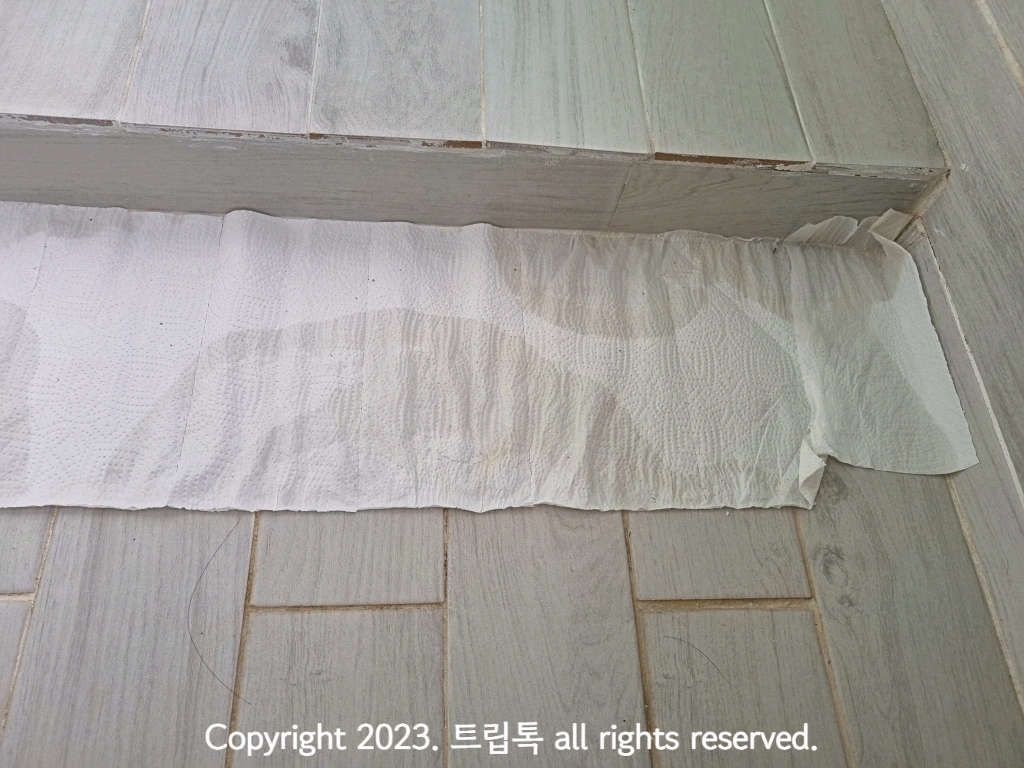 휴지가 위 아래 여기저기 젖어있다.