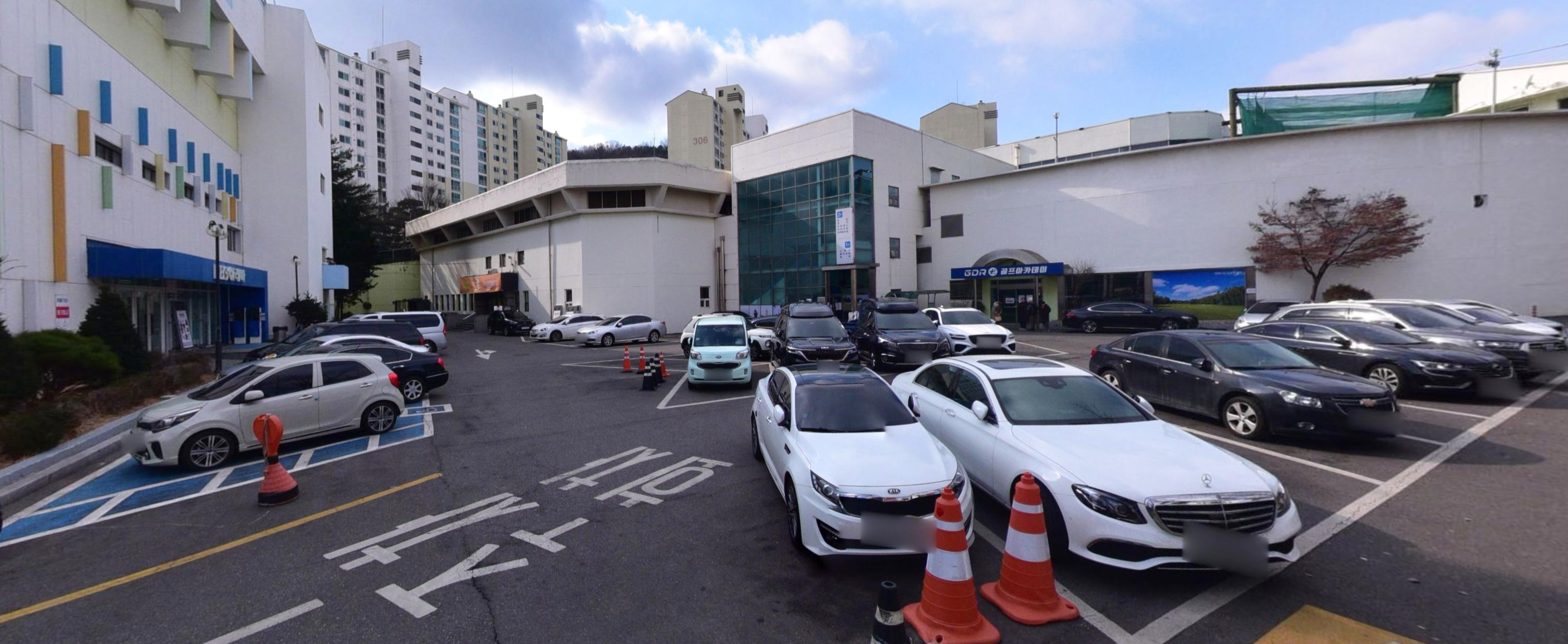 2024 온앤오프(ONF) CONCERT [SPOTLIGHT] IN SEOUL가 열리는 KBS아레나 주차장