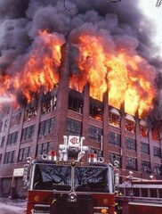 복합상가-상층부가-맹령한-기세로-불길에-휩싸이는-모습