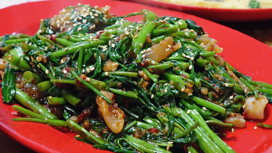 골절에 좋은 음식으로 알려진 시금치를 무침으로 만들었다