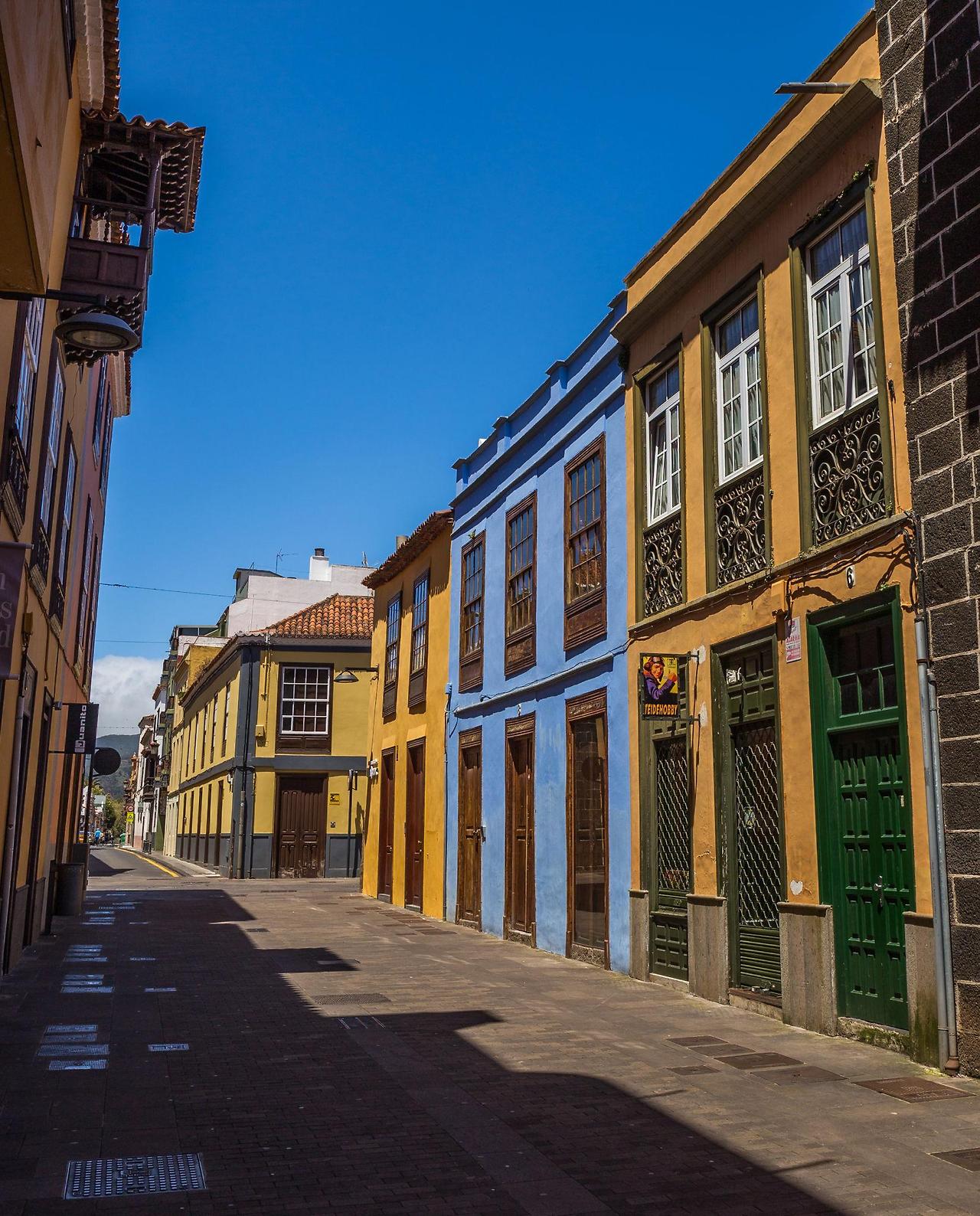 음료와 스낵이 포함된 고래와 돌고래 관찰 신청하러 가기