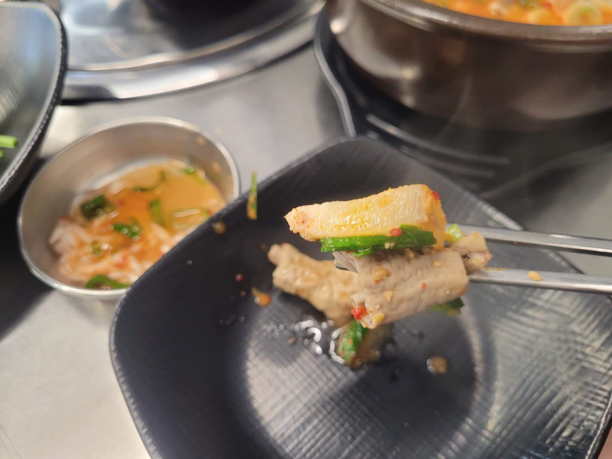 순대국 건더기를 젓가락으로 들고 있는 모습