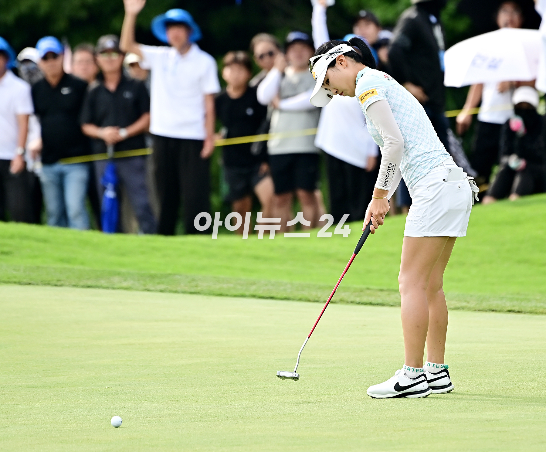 이예원은 13일 제주도 서귀포시에 있는 테디밸리 골프앤리조트(파72)에서 열린 KLPGA 투어 신설 대회 두산건설 위브 챔피언십(총상금 12억원) 최종합계 10언더파 206타로 김민선7과의 연장 첫 번째 홀에서 버디를 잡아내 우승을 확정했다.&nbsp;이예원이 우승 트로피를 들고 포즈를 취하고 있다. [사진=곽영래 기자]