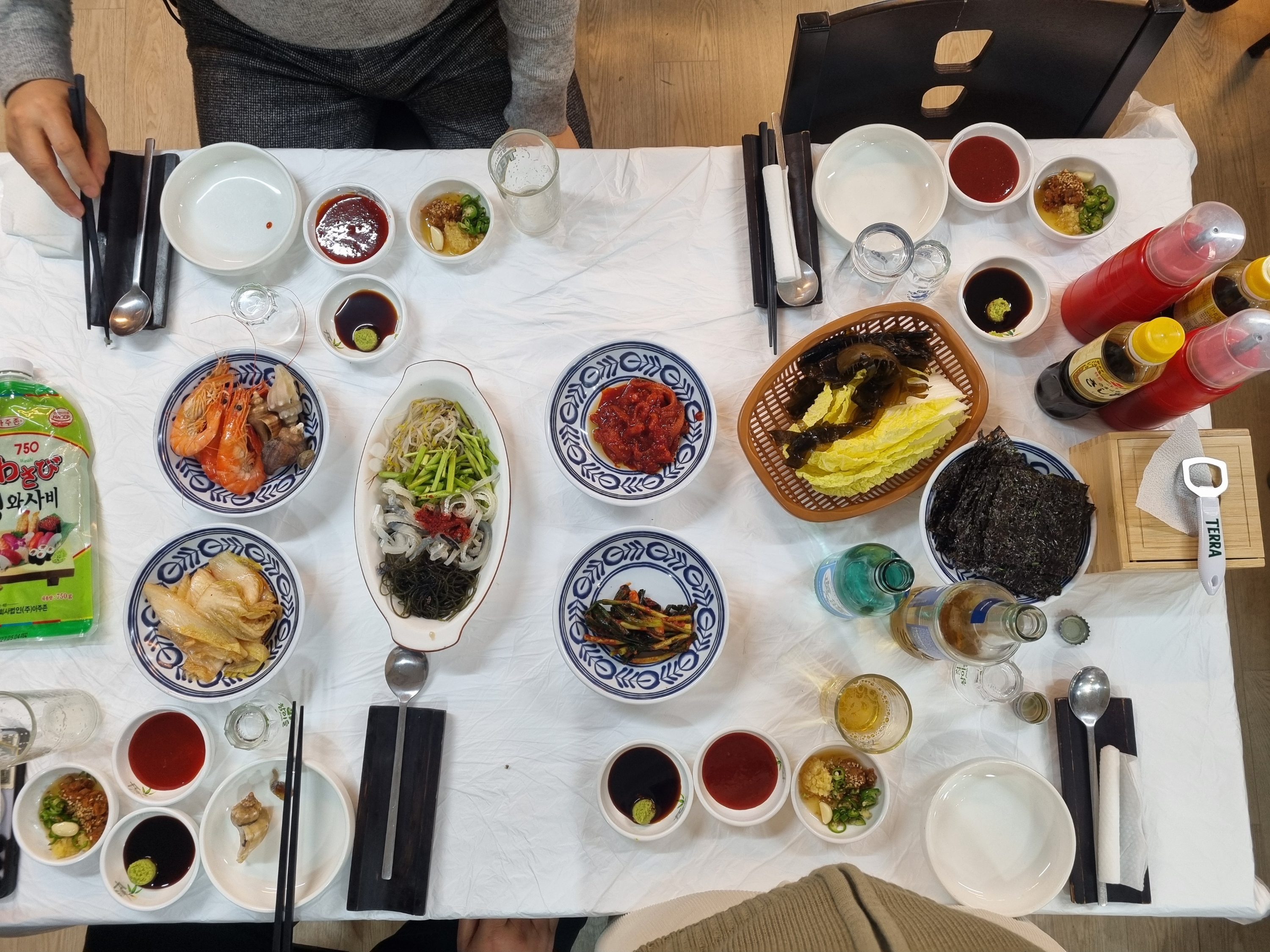 창현수산 기본 상차림.