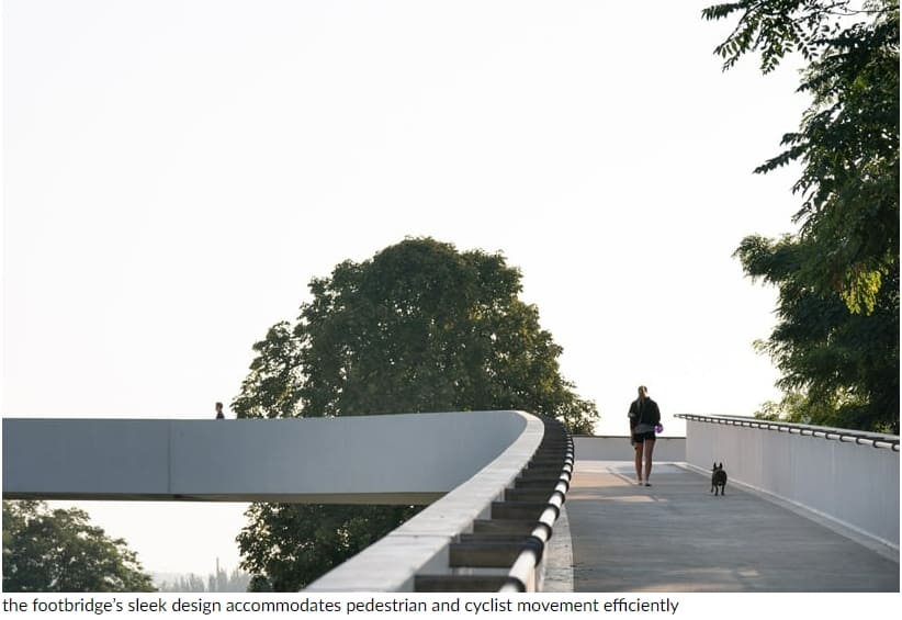 프라하의 블타바 강을 가로지르는 매끈한 콘크리트 보행자 다리 Sleek concrete pedestrian bridge spans the vltava river in prague
