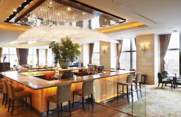 샹들리에와 테이블 의자가 놓여져 있다.