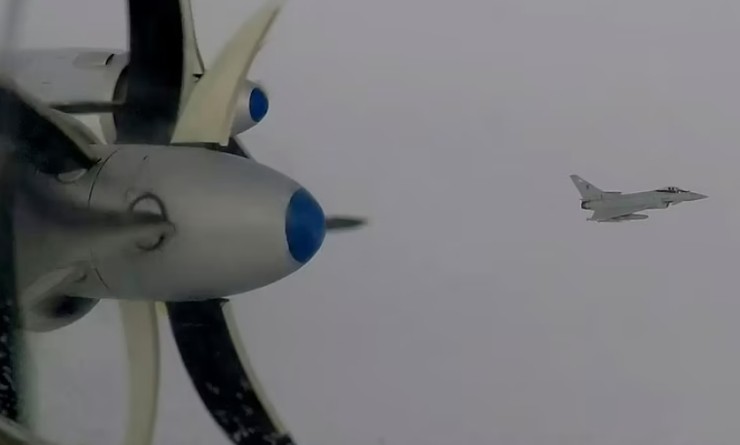 영국 타이푼 전투기 긴급 출격...러시아기 영공 접근으로 긴박했던 순간 VIDEO: Dramatic moment RAF jets keep Vladimir Putin's bomber in check 