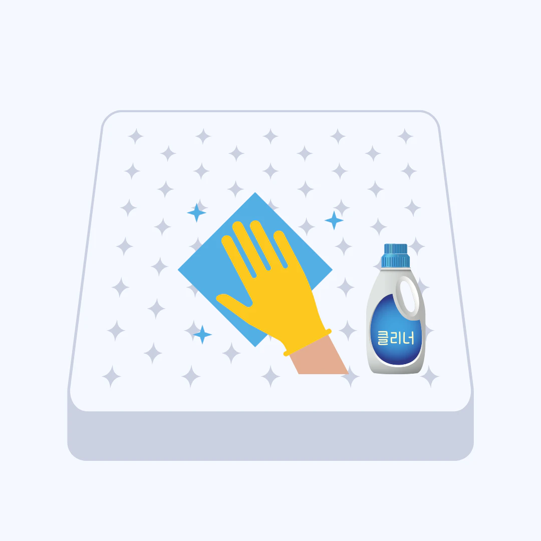 매트리스 얼룩을 전용세제로 닦는 모습
