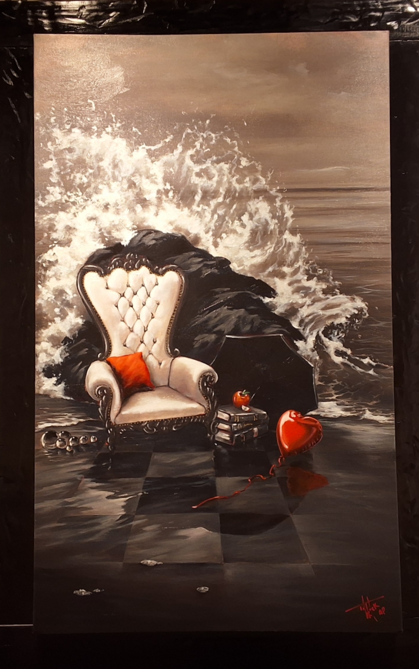 거친 바다 위 체스판 바닥에 붉은 쿠션이 있는 의자가 놓여 있고, 뒤편에서 거대한 파도가 밀려오는 장면의 예술 작품