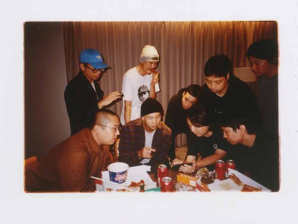 여럿이 모여 RM 앨범 작업 모습 이미지