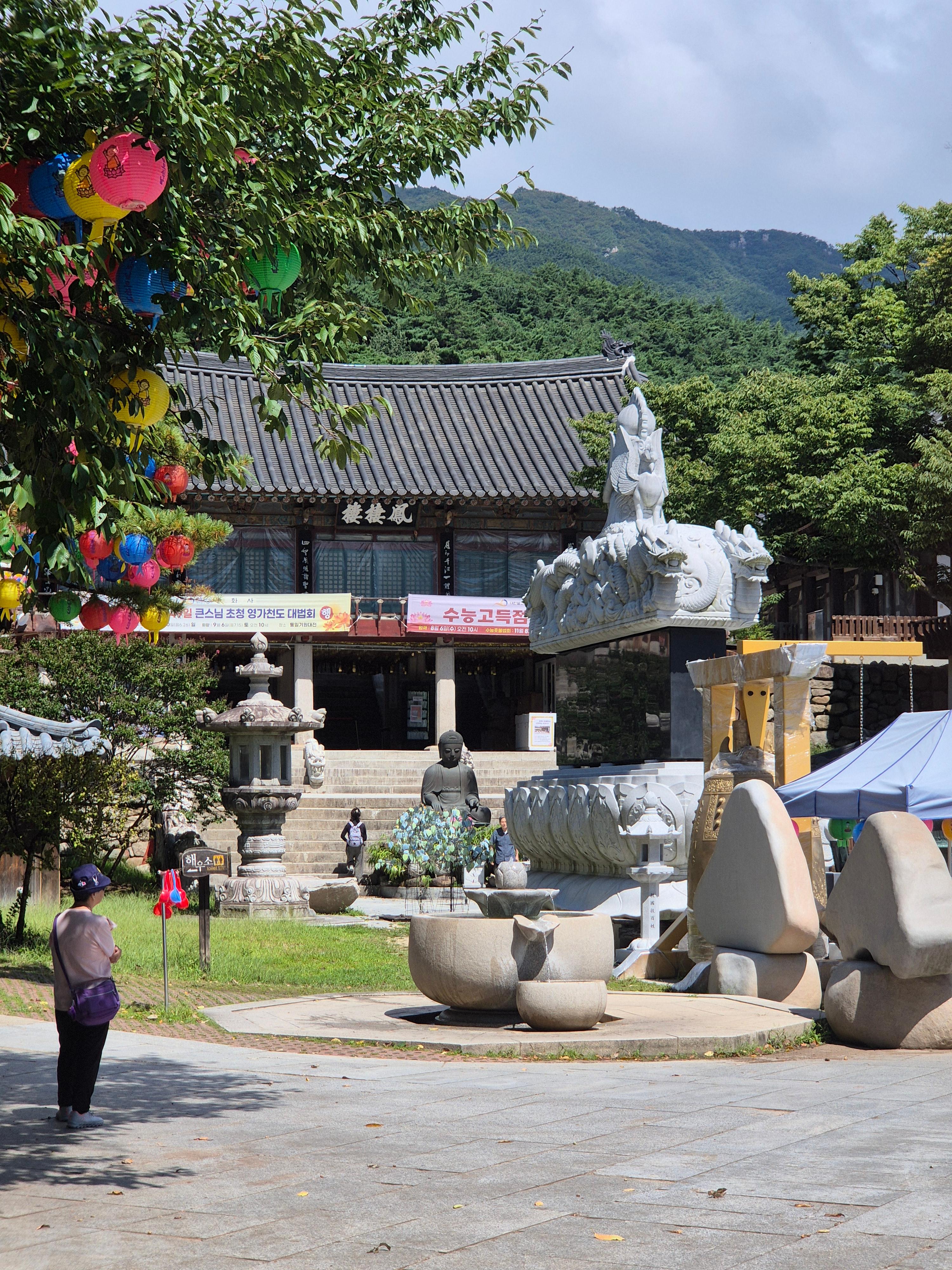 동화사 마당에 앉아 선선한 바람을 느끼며 기도하러 오시는 분들을 한참 바라보았습니다. 보물도 많지만, 참 아름다운 사찰입니다.