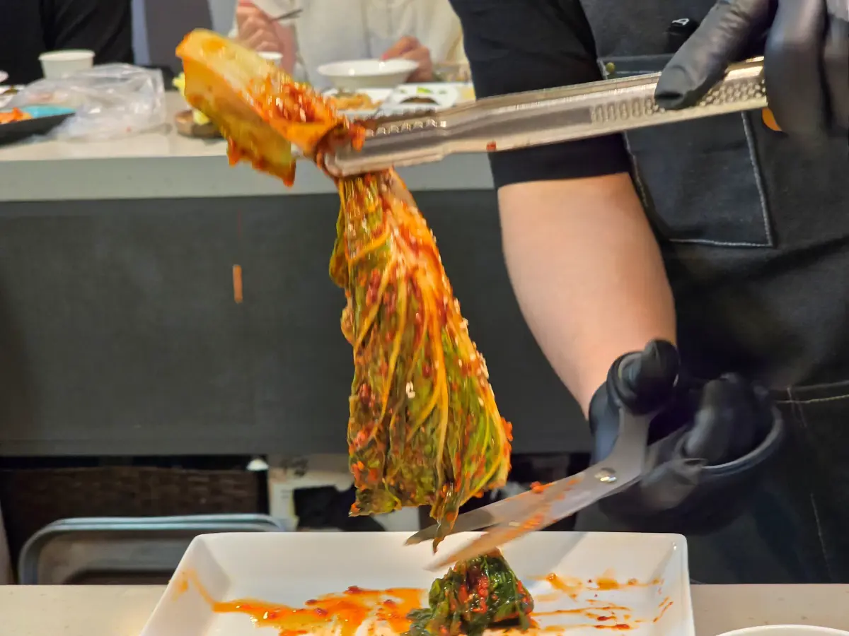 겉절이를 자르는 모습