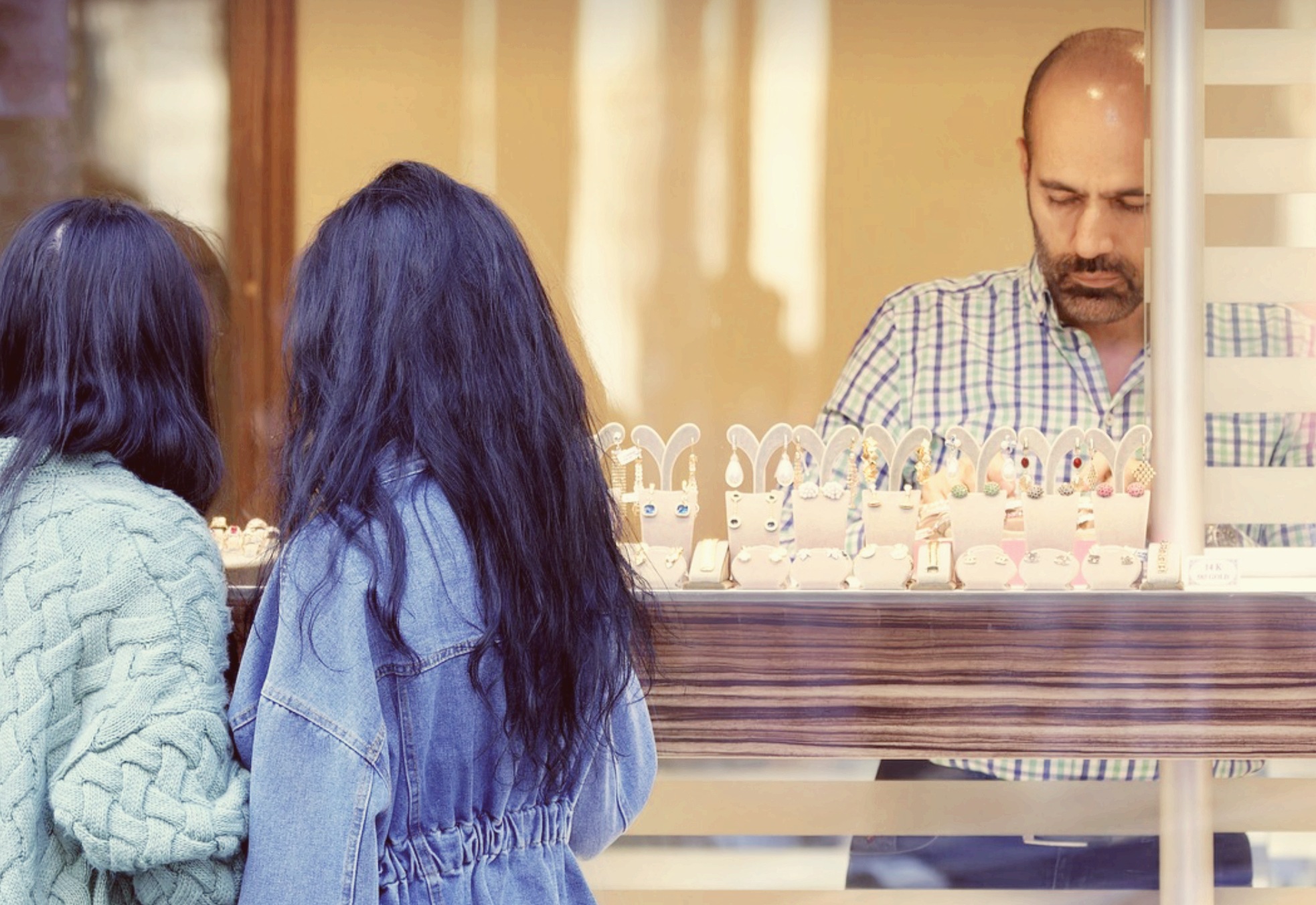 가게 앞에서 쇼핑하는 아이들 모습