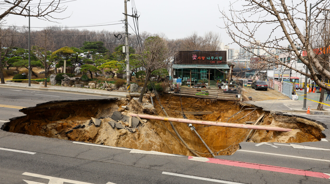 '25.3.24. 강동구 명일동 대형 싱크홀 사진